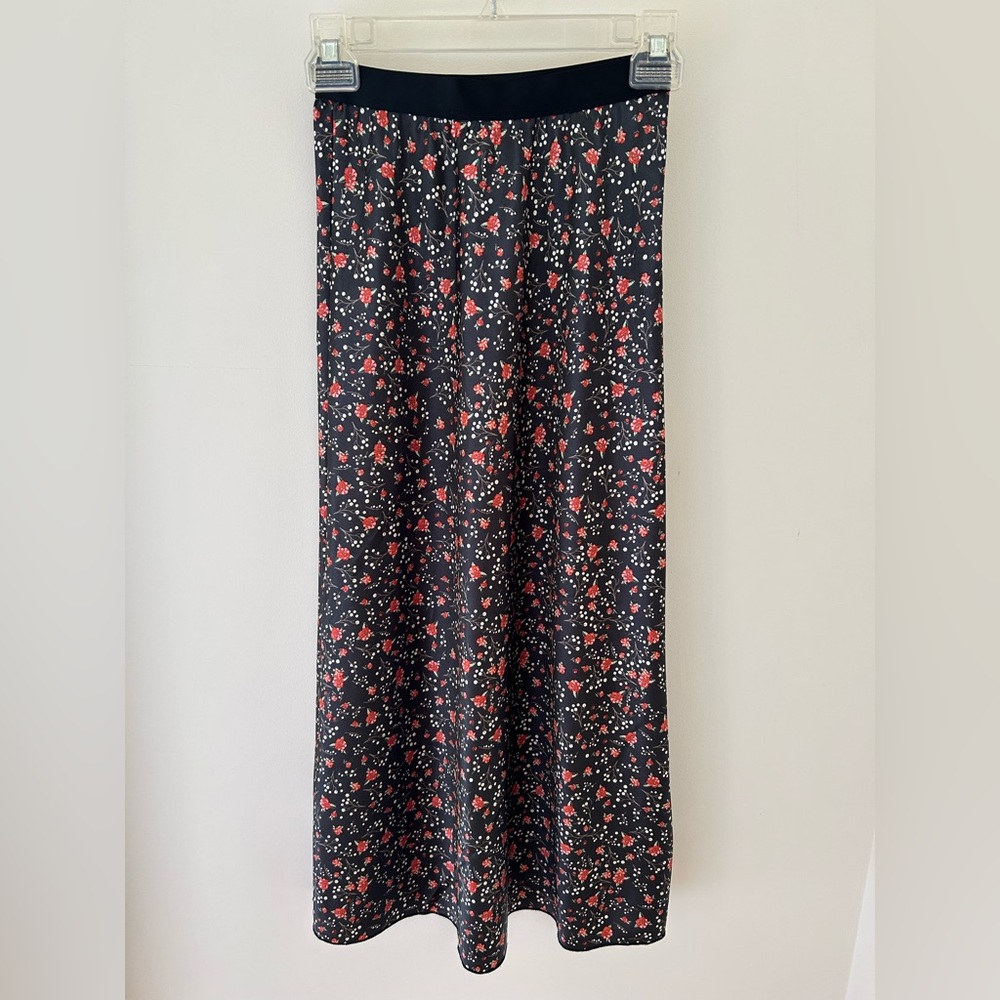 Knit Riot (VS PINK) Floral Satin Maxi Skirt 
Size: XS
NWT